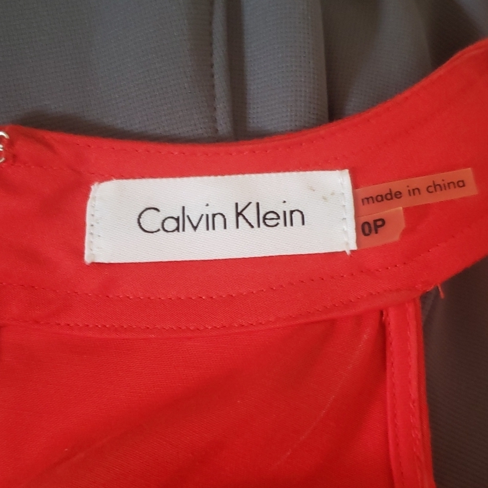 Calvin Klein New Bodycon Red Dress With Front Waterfall Ruffle Détail Size 0P - Picture 4 of 6